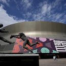 Gente camina afuera del Caesars Superdome, el viernes 31 de enero de 2025, en Nueva Orleans, antes del Super Bowl 59 de la NFL entre los Eagles de Filadelfia y los Chiefs de Kansas City. (Foto AP/Matt York)