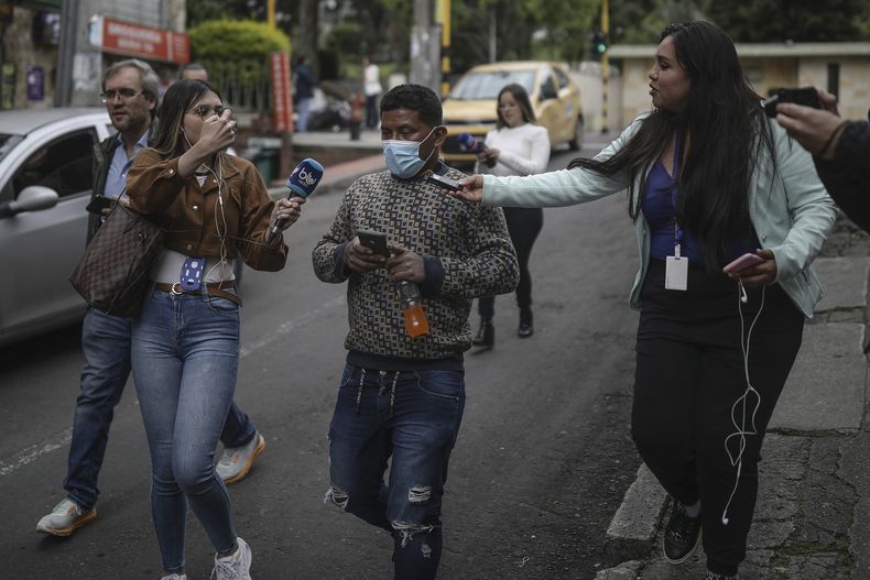Manuel Ranoque, padre de dos de los niños indígenas que sobrevivieron a un accidente aéreo en la Amazonía colombiana en el que fallecieron tres adultos y fueron hallados en la selva 40 días después, habla con la prensa frente al hospital en el que los niños reciben atención médica el domingo 11 de junio de 2023 en Bogotá, Colombia. (AP Foto/Iván Valencia)