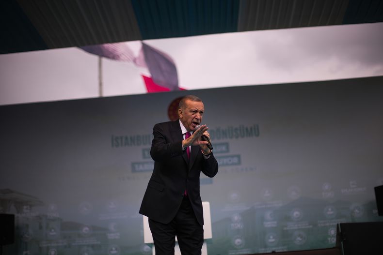 El presidente turco Recep Tayyip Erdogan, que busca la reelección, pronuncia un discurso durante un acto de campaña en Estambul, Turquía, el viernes 21 de abril de 2023. (AP Foto/Francisco Seco)