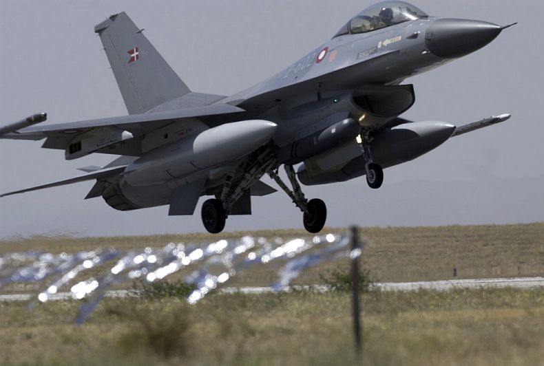 ARCHIVO - Un avión de combate F-16 de la fuerza aérea noruega aterriza en una base aérea turca, en Konya, Turquía, el 8 de septiembre de 2004. (AP Foto/Burhan Ozbilici, Archivo)