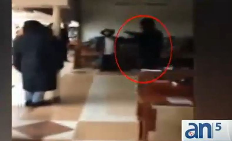 Un hombre que acuchilló a un estudiante judío en una sinagoga de Brooklyn Nueva York fue abatido a tiros por la policía. El incidente desato el caos en el templo y la movilización de las autoridades.