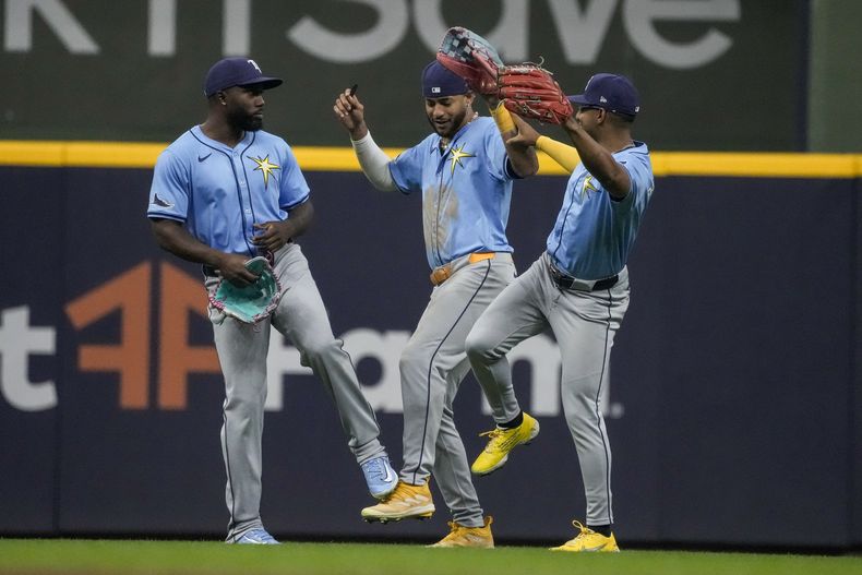 Richie Palacios, Randy Arozarena y José Siri, de los Rays de Tampa Bay, celebran la novena entrada de un juego de béisbol contra los Cerveceros de Milwaukee, el lunes 29 de abril de 2024, en Milwaukee. Los Rays ganaron 1-0. (AP Foto/Morry Gash)