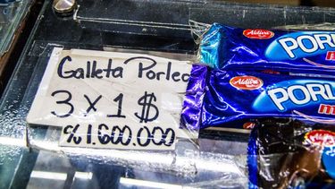 venezuela: comerciantes esperan la reconversion monetaria con dudas e indiferencia