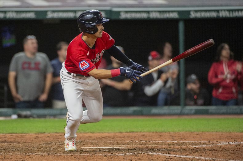 Steven Kwan, de los Indios de Cleveland, corre al conectar un sencillo en el juego del sábado 16 de septiembre de 2023, ante los Rangers de Texas (AP Foto/Phil Long)