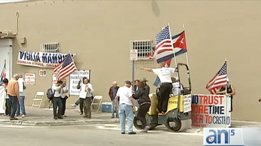 cubanos en miami protestan en contra de la visita de obama