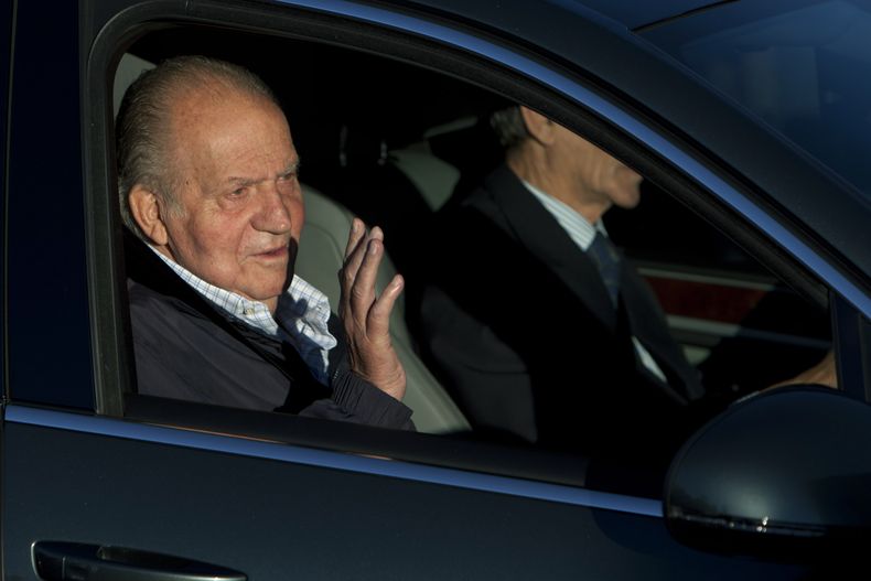 El rey Juan Carlos de Espa&ntilde;a saluda desde un veh&iacute;culo a su llegada al hospital privado Quir&oacute;n en Madrid, Espa&ntilde;a, el jueves 21 de noviembre de 2013. El monarca de 75 a&ntilde;os fue ingresado para someterse a la segunda parte de