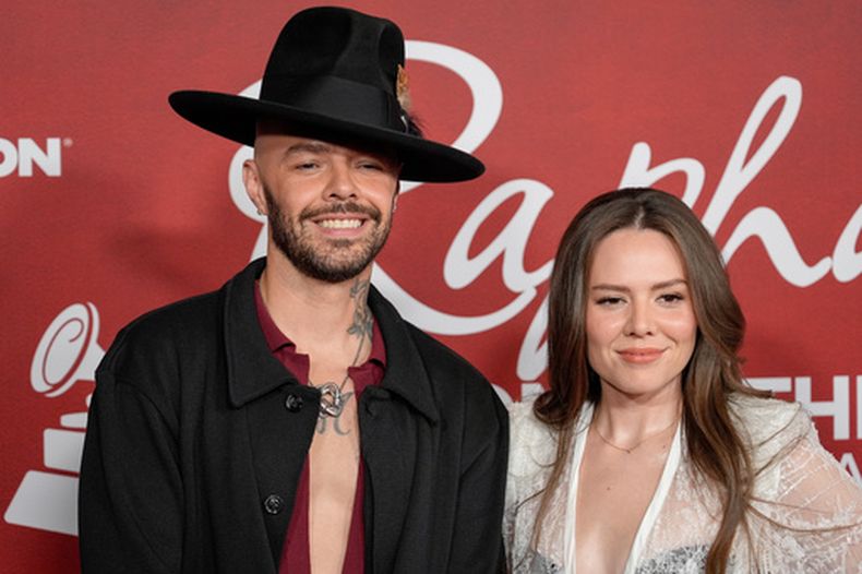 Jesse Huerta, izquierda y Joy Huerta de Jesse & Joy llegan a la 26.ª ceremonia de entrega del premio Persona del Año de los Latin Grammy el miércoles 12 de noviembre de 2025, en el Mandalay Bay de Las Vegas. (Foto AP/Chris Pizzello)