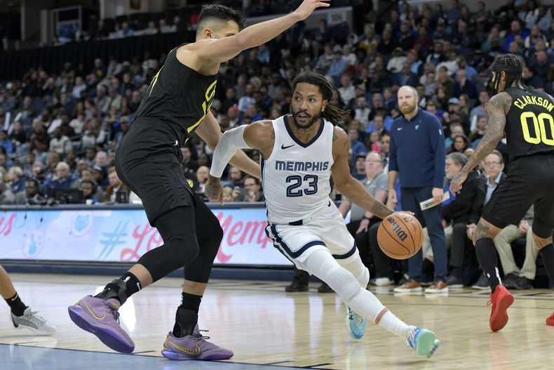 El base de los Grizzlies de Memphis Derrick Rose avanza con el balón superando al pívot del Jazz de Utah Omer Yurtseven en el encuentro de la NBA del miércoles 29 de noviembre del 2023. (AP Foto/Brandon Dill)