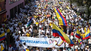 Una multitud marcha para condenar el intento de asesinato del senador opositor Miguel Uribe Turbay, quien resultó herido, el domingo 15 de junio de 2025 en Cali, Colombia. (AP Foto/Santiago Saldarriaga)